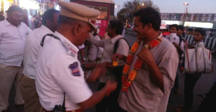 প্রকাশ্য মূত্রত্যাগে গলায় ফুলের মালা!