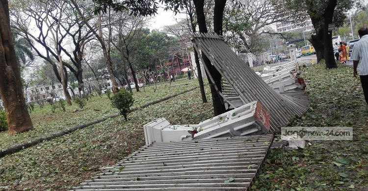 সুপ্রিম কোর্টের সীমানা প্রাচীরে ঝড়ের আঘাত