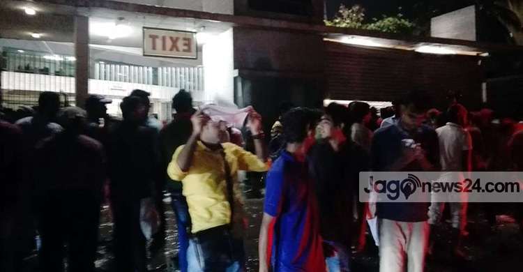 স্টেডিয়াম এলাকায় ক্রিকেটপ্রেমীদের ছুটাছুটি