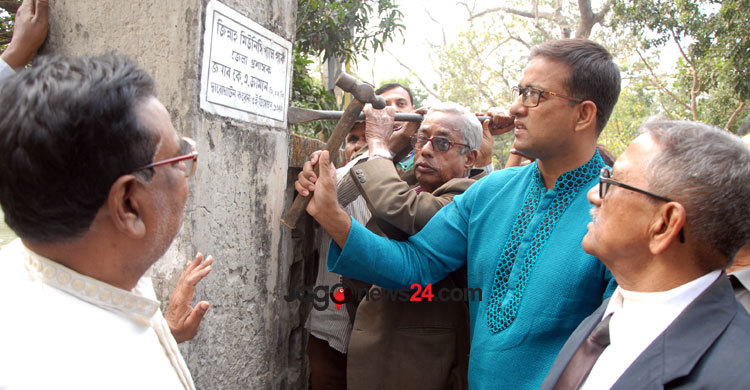জিন্নাহর স্মৃতিফলক গুঁড়িয়ে দিলেন রাজশাহীর মুক্তিযোদ্ধারা