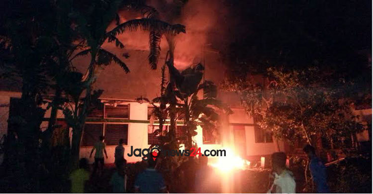 কৌশলে কিশোরীকে বিয়ে করায় ভণ্ডপীরের আস্তানায় আগুন দিলো জনতা       