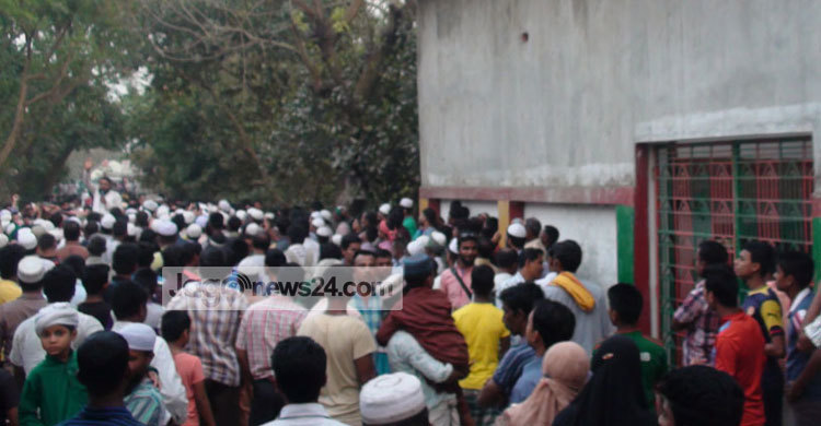 ভণ্ডপীর ফের তৎপর : আস্তানা ঘেরাও করে বিক্ষোভ