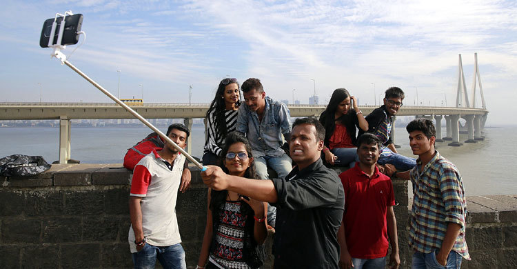 মুম্বাইয়ের ১৬ এলাকায় সেলফি নিষিদ্ধ