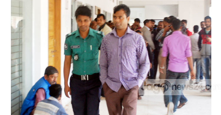 তিন কনস্টেবলের বিরুদ্ধে গ্রেফতারি পরোয়ানা