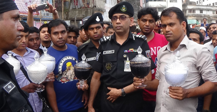 লালবাগে ৪৫ কোটি টাকার সাপের বিষ জব্দ : আটক ৩