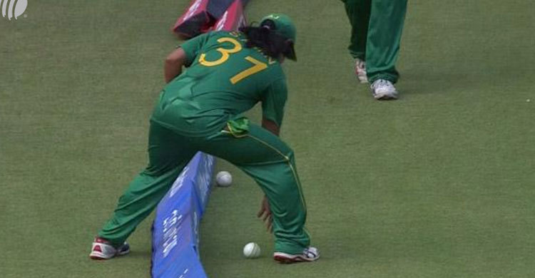 ভারত-পাকিস্তান ম্যাচে বাউন্ডারিতে দুই বল