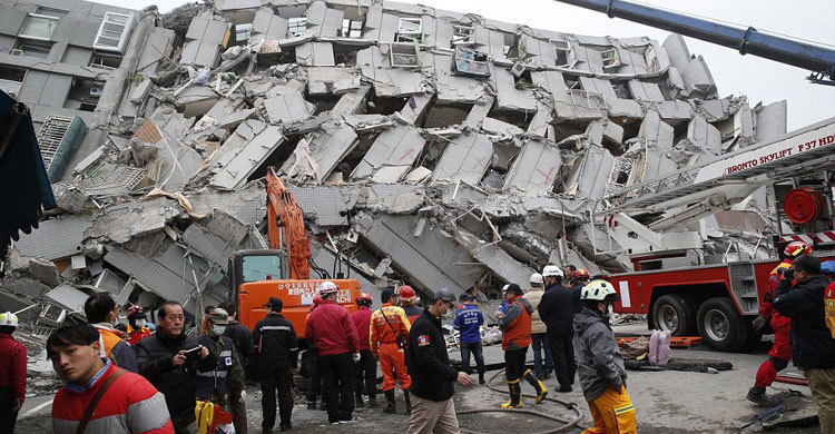 তাইওয়ানে ভূমিকম্পে ধসে পড়া ভবনে অাটকা শতাধিক