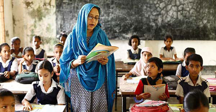শিক্ষকতায় পিছিয়ে নারীরা
