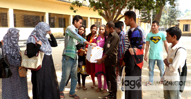 ঠাকুরগাঁওয়ে মুমূর্ষু এক মায়ের পাশে দাঁড়াল তরুণ-তরুণীরা 