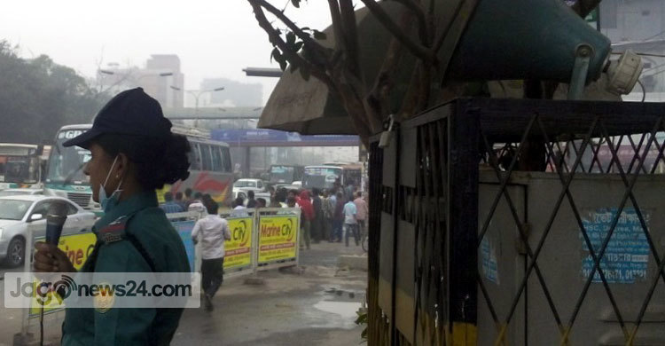 ফুটওভার ব্রিজ ব্যবহারে ট্র্যাফিক পুলিশের মাইকিং