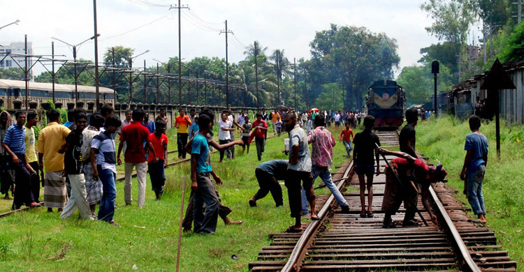 রাজশাহীতে ট্রেন অবরোধের চেষ্টা : পুলিশের লাঠিচার্জ