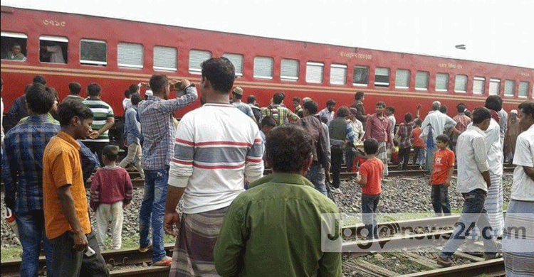 নাটোরে ট্রেনের ইঞ্জি সহ ৪টি বগি লাইনচুত্য