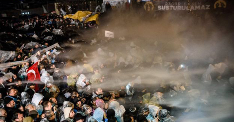 তুরস্কে যামান পত্রিকার নিয়ন্ত্রণ নিয়েছে সরকার