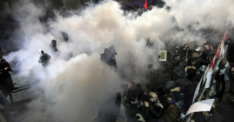 তুরস্কে পত্রিকা নিয়ন্ত্রণের প্রতিবাদে বিক্ষুব্ধদের ছত্রভঙ্গ