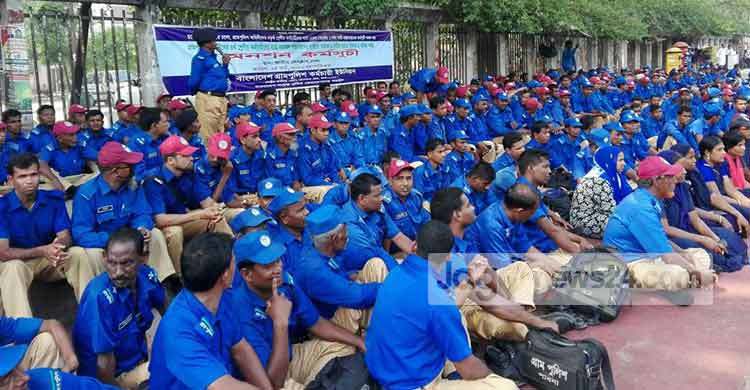 দাবি আদায়ে অনশনে গ্রামপুলিশ