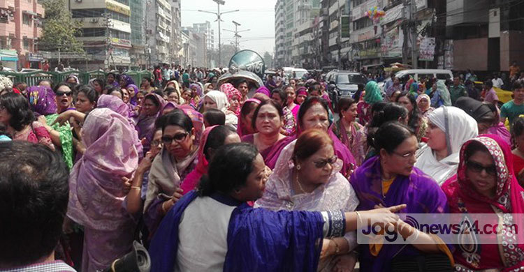 নয়াপল্টনে শর্তসাপেক্ষে মহিলা দলের র‌্যালি