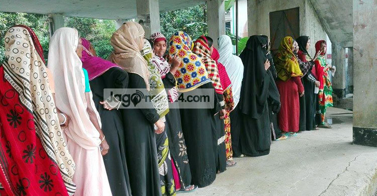 ঘরের কাজ শেষে ভোটকেন্দ্রে নারীরা