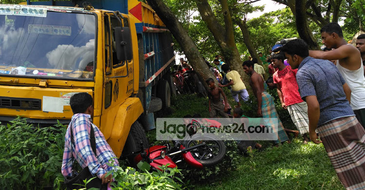 ট্রাকচাপায় তিনজন নিহতের ঘটনায় দুই পুলিশ প্রত্যাহার