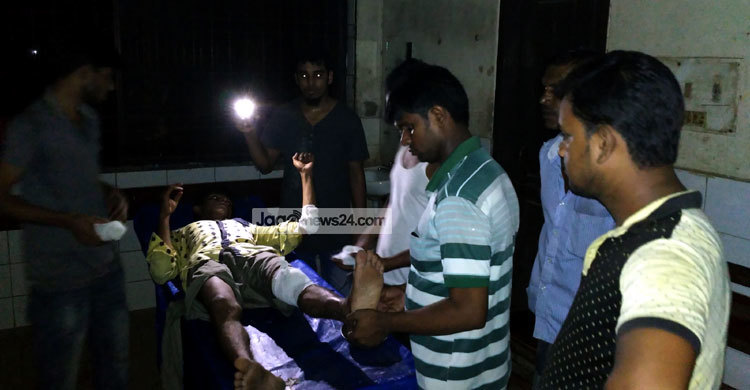 মোবাইল টর্চের আলোয় জরুরি চিকিৎসা