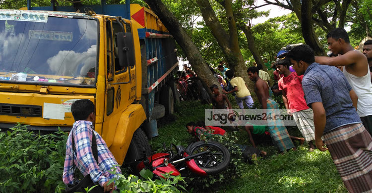 সরাইলে ট্রাকচাপায় নিহত ৩, যান চলাচল বন্ধ