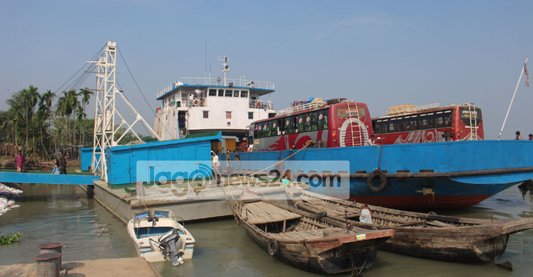 ভাড়া বেশি নেয়ায় বিআইডব্লিউটিসির অফিসে হামলা