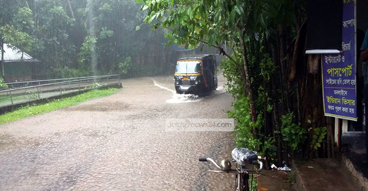 ভেসে গেছে ঘেরের মাছ : পানিবন্দি হাজারো মানুষ
