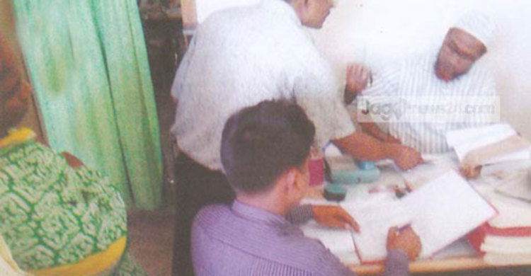 বাগেরহাটে ঘুষের টাকাসহ ধরা খেলেন আদালতের প্রশাসনিক কর্মকর্তা