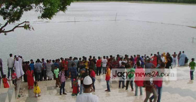 ষাটগম্বুজ মসজিদে পর্যটকদের উপচেপড়া ভিড়