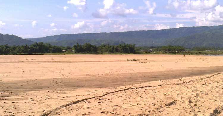 বালুর আগ্রাসনে বিপন্ন হচ্ছে সীমান্তের কৃষিজমি