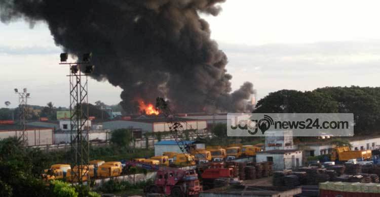 বেনাপোলে পণ্য গুদামে আগুন