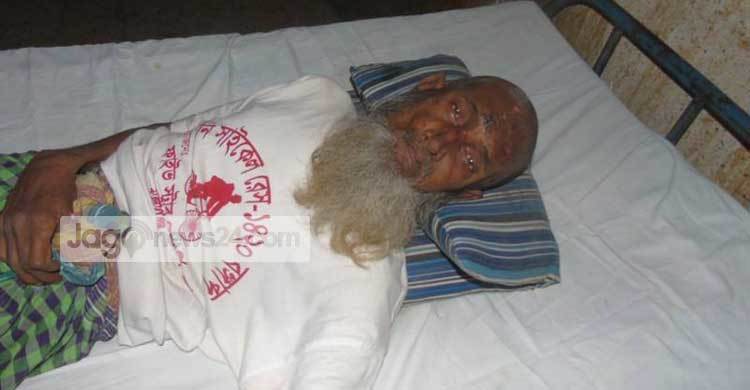 ডাস্টবিনের ময়লা খাওয়া সেই বৃদ্ধের দায়িত্ব নিলেন ডিসি