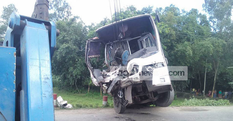 গাইবান্ধায় বাস-ট্রাক মুখোমুখি সংঘর্ষে আহত ৩১