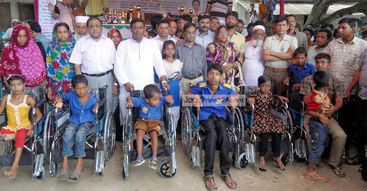 প্রতিবন্ধী শিক্ষার্থীদের মাঝে হুইল চেয়ার বিতরণ
