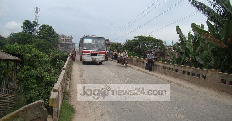 ঝুঁকিপূর্ণ হয়ে পড়েছে কপোতাক্ষ নদের সেতুটি