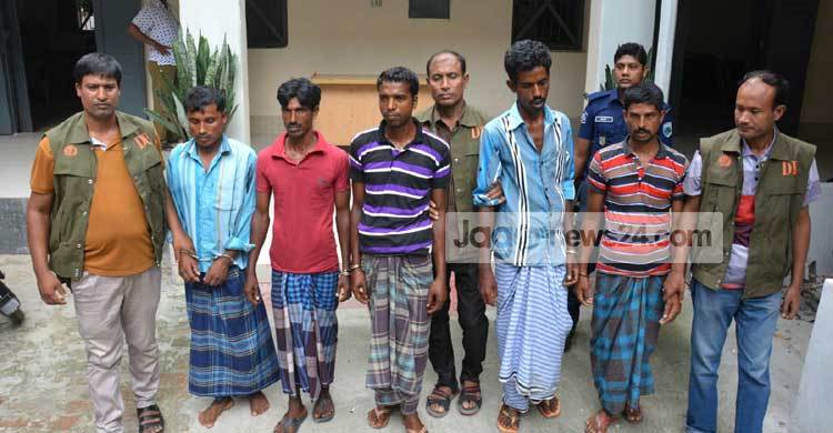 বগুড়ায় অস্ত্র, গুলি ও ইয়াবাসহ গ্রেফতার ৬