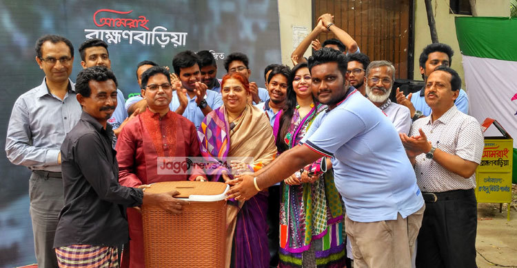 পরিচ্ছন্ন রাখতে প্রিয় শহরকে ডাস্টবিন উপহার