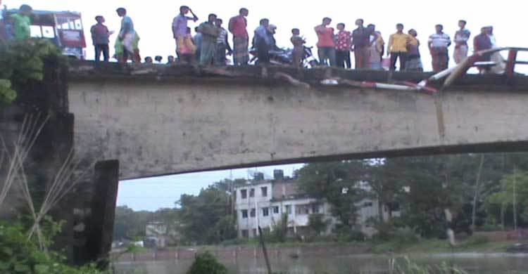 সেতুর রেলিং ভেঙে প্রাইভেট কার নদীতে : নিখোঁজ ১