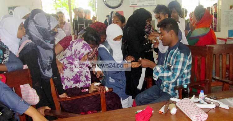 চান্দিনা মহিলা ডিগ্রি কলেজে ভাঙচুর : আহত ১৫