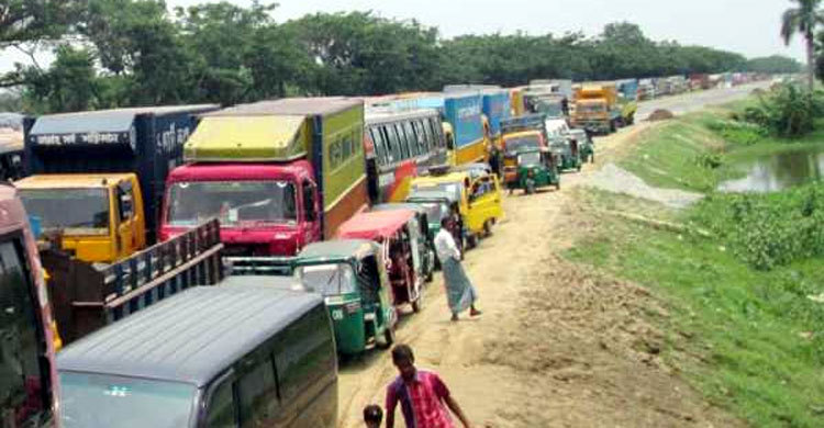 ঢাকা-চট্টগ্রাম মহাসড়কে দীর্ঘ যানজট