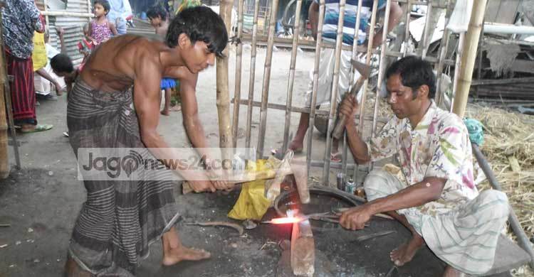 ব্যস্ত সময় পার করছে কামাররা