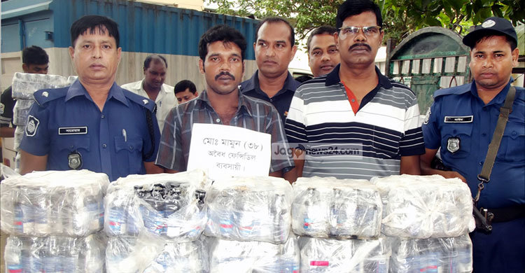 চাঁপাইনবাবগঞ্জে ১৬০০ বোতল ফেনসিডিলসহ আটক ২