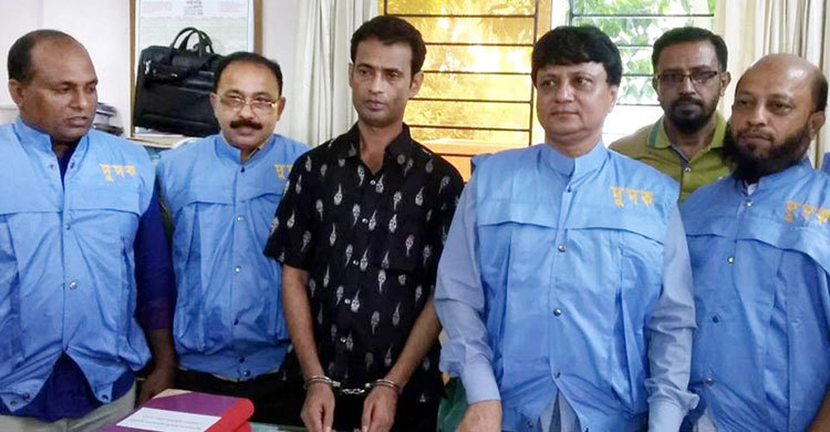 পৌরসভার ৭৫ লাখ টাকা আত্মসাৎ : হিসাবরক্ষক গ্রেফতার