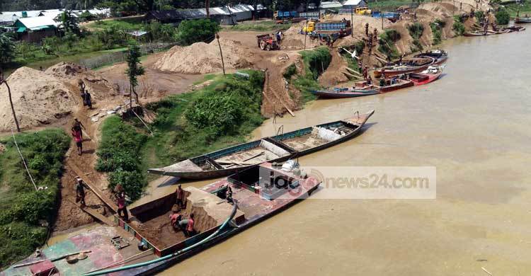 দখল ও নাব্যতা হারিয়ে বিপর্যস্ত গোমতী