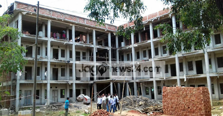 শিক্ষক সংকটে ১০ হাজার শিক্ষার্থীর ভোগান্তি