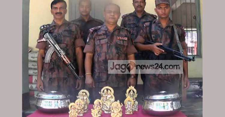 হিলি সীমান্তে ১২টি রাধা-কৃষ্ণ মূর্তি উদ্ধার