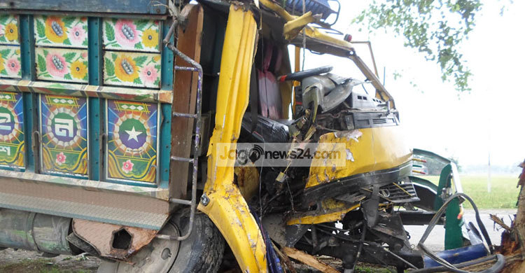 দিনাজপুরে ট্রাক নিয়ন্ত্রণ হারিয়ে চালকের মৃত্যু