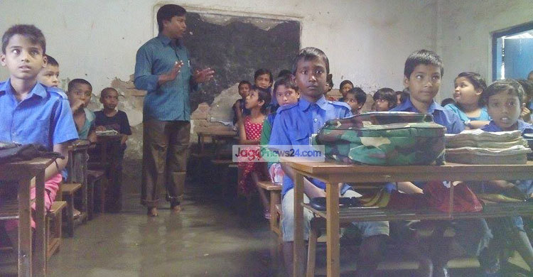 টানা বর্ষণে শ্রেণিকক্ষে পানি : চলছে পাঠ কার্যক্রম