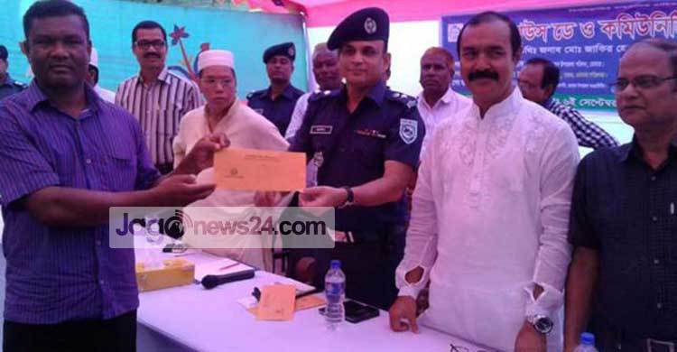 ওবায়দুলকে ধরিয়ে দেয়ায় সেই তিনজনকে পুরস্কৃত