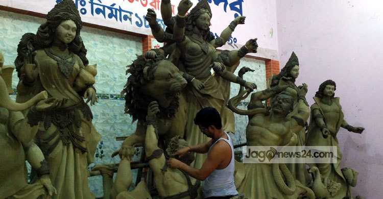 ঘোড়ায় চড়ে আসছেন দেবী দুর্গা