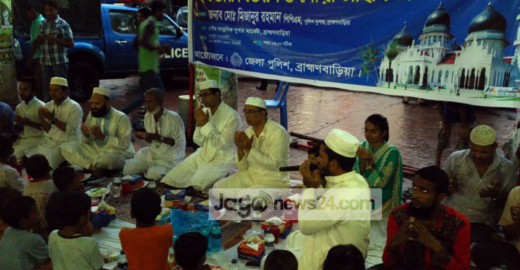 ব্রাহ্মণবাড়িয়ায় পথশিশুদের মাঝে ইফতার বিতরণ